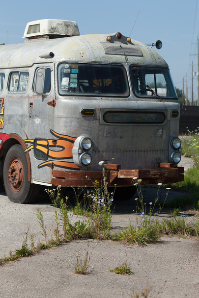 Εγκαταλελειμμένο van στην άκρη του δρόμου - Φωτογραφία, εικόνα
