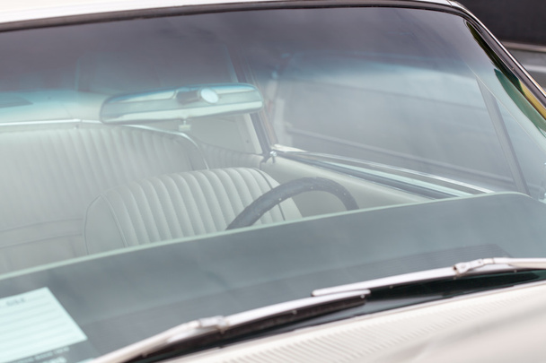 A klasszikus fehér vintage autó szélvédő - Fotó, kép