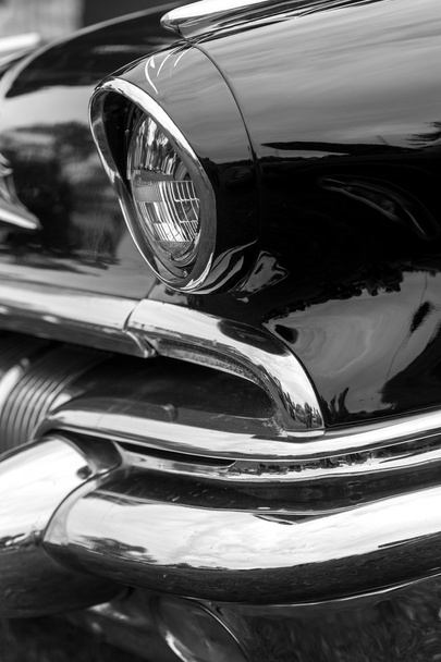 Правий фара чорного старовинного автомобіля
 - Фото, зображення