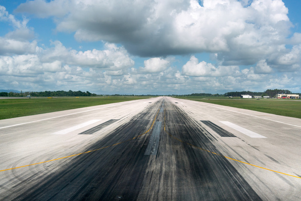 Порожня злітно-посадкова смуга аеропорту
 - Фото, зображення