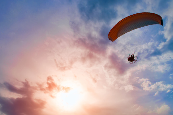 Hélice parapente no céu colorido
 - Foto, Imagem
