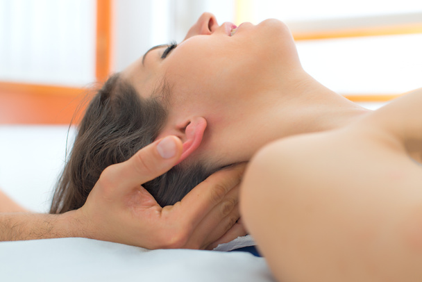 Therapeut masseren de hals van vrouw  - Foto, afbeelding