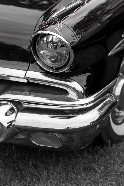 Siyah bir eski model araba, sağ Far  - Fotoğraf, Görsel