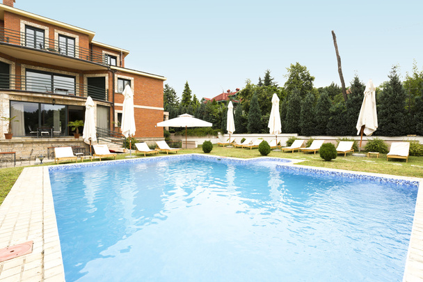 Privater Pool vor einer Ferienanlage - Foto, Bild