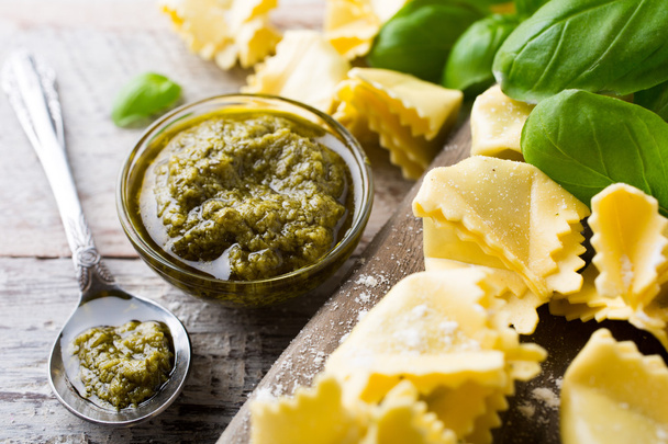 Домашний сырой итальянский сакоттини с зеленым песто
 - Фото, изображение