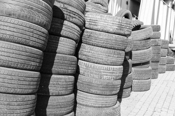 Eski lastikler yığını - Fotoğraf, Görsel