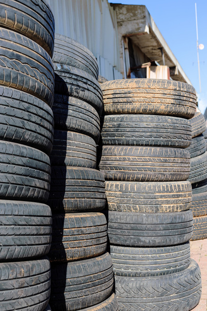 Uma pilha de pneus velhos
 - Foto, Imagem