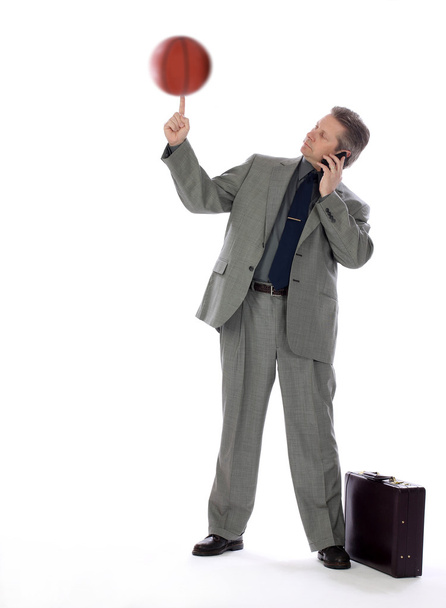 obchodní muž a spinning basketbal - Fotografie, Obrázek