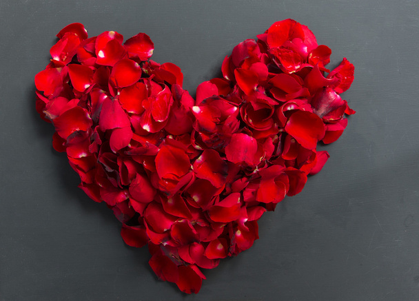 Valentines Day Heart Made of Red Roses petals on black backgroun - Foto, immagini