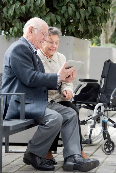 elderly couple with a tablet - Foto, afbeelding