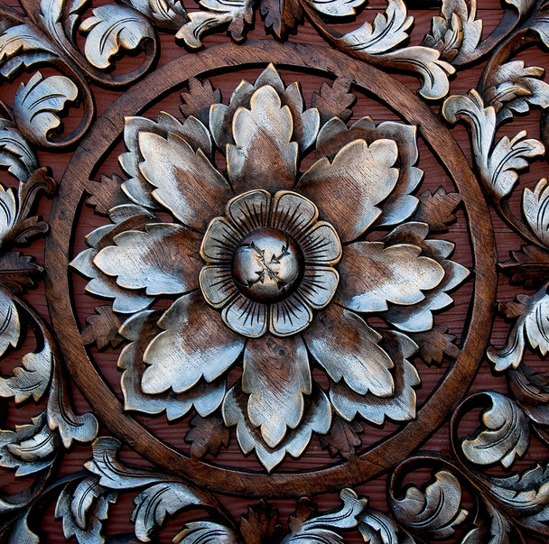 Старий різьблений дерев'яний орнамент з квіткового візерунка тайського стилю
 - Фото, зображення