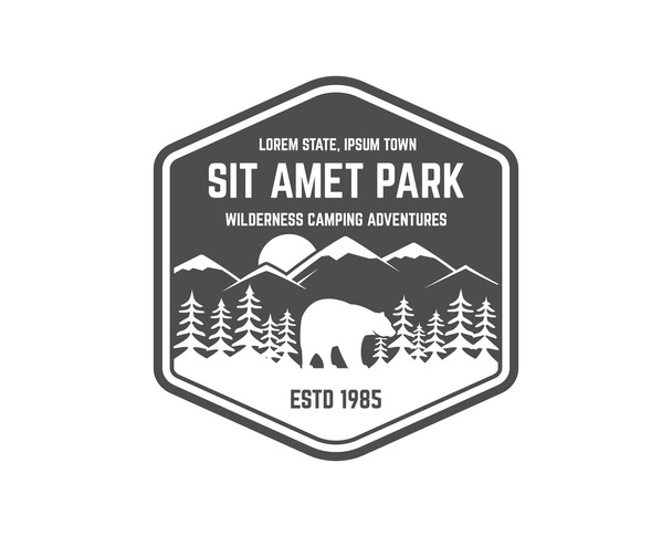 National park vintage badge. Mountain explorer label. Outdoor adventure logo design with bear. Travel and hipster insignia. Wilderness, forest camping emblem Hiking, backpack Vector monochrome. - Vector, afbeelding