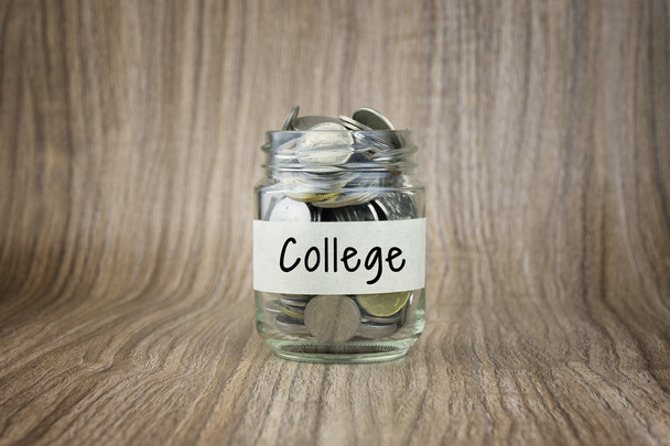 Glazen potten met munten label College. Financiële conceptuele - Foto, afbeelding