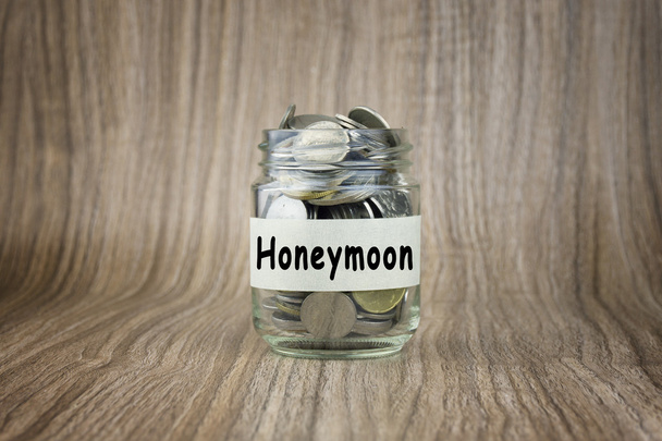 Frascos de vidrio con monedas etiquetadas Luna de miel. Conceptual financiero
 - Foto, Imagen