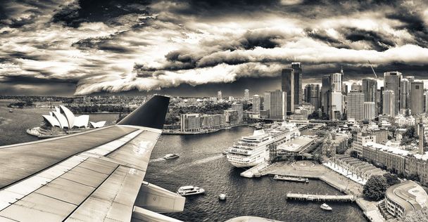 Avion survolant Sydney. Concept de tourisme
 - Photo, image