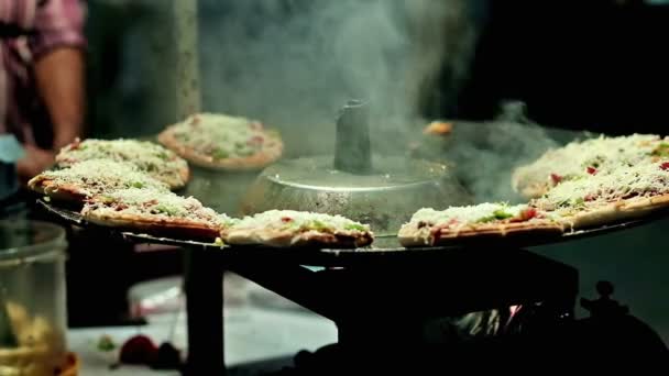 Mumbai Street Food: Mini-pizza 's nachts in de oude stad van Bombay. - Video