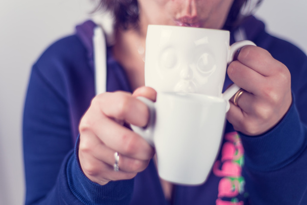 Tasse mit Gesicht trinken aus Tasse - Foto, Bild