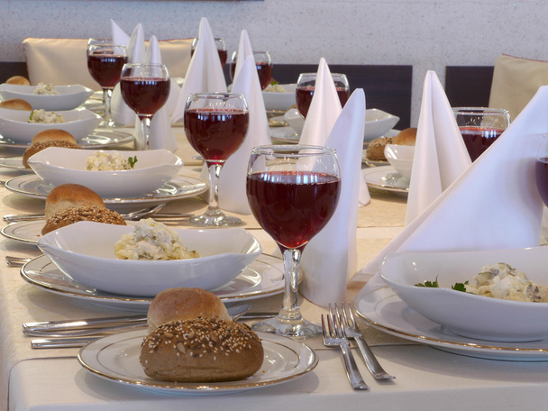 Served table with red wine at restaurant - Valokuva, kuva