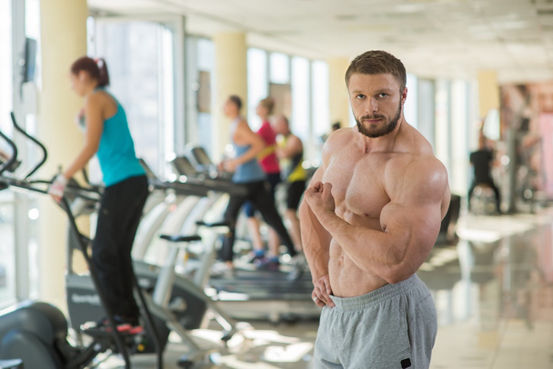 Muscular man in gym. - Photo, Image