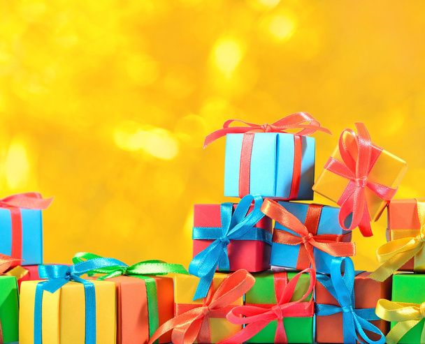 Bokeh arka plan üzerinde renkli hediyeler - Fotoğraf, Görsel