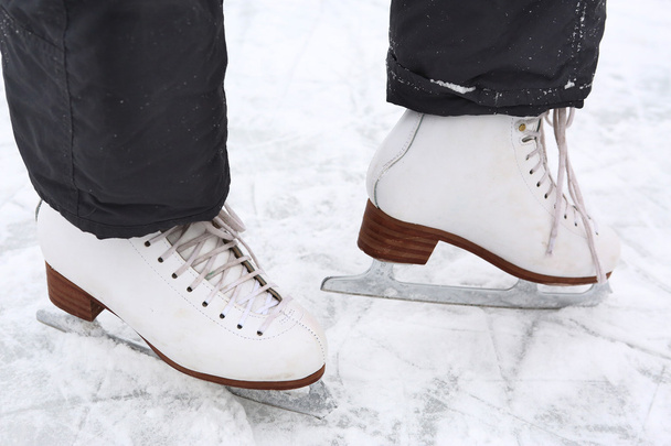 botas de skate em pés de menina adolescente perto da foto
  - Foto, Imagem