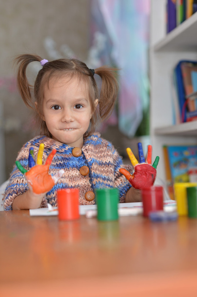 Little girl drawing with paints - Valokuva, kuva