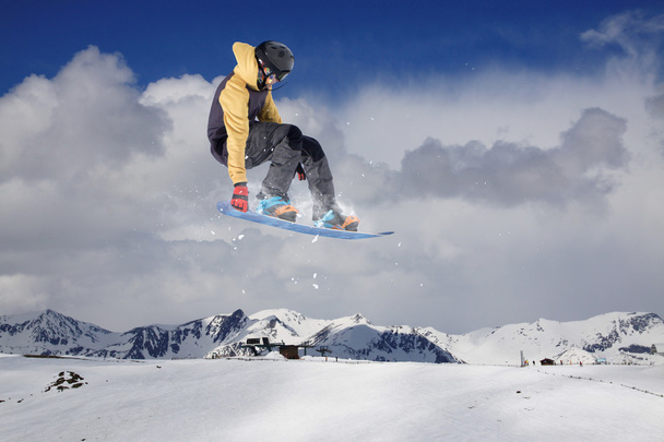 Vliegende snowboarder op de bergen. Extreme sport. - Foto, afbeelding