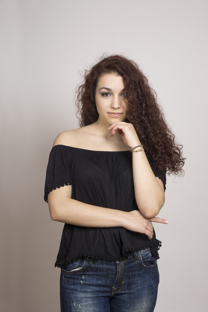 mladá žena s kudrnatými vlasy - Fotografie, Obrázek