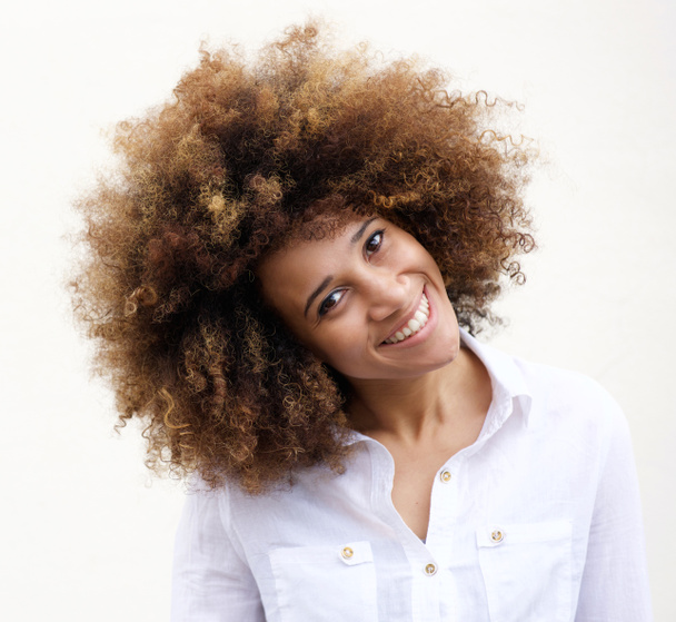 gülümseyen genç Afro-Amerikan kadın - Fotoğraf, Görsel