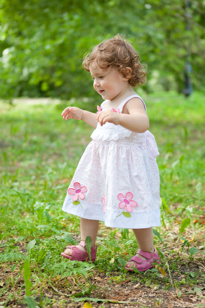 Little girl ran across green grass - Foto, immagini