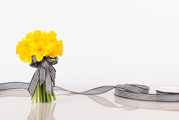 Букет из тюльпанов с лентой
 - Фото, изображение