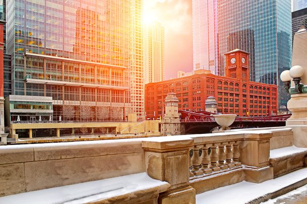 Chicago downtown riverfront, budynki biurowe i rzeki o zachodzie słońca - Zdjęcie, obraz