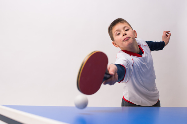 niño jugando tenis de mesa - Foto, Imagen