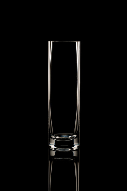 Trinkglas auf schwarzem Hintergrund - Foto, Bild