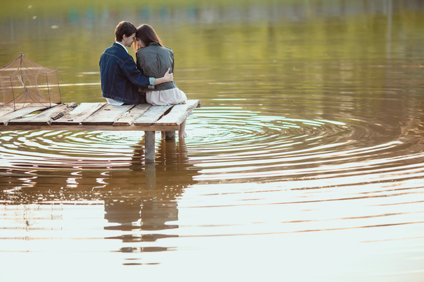 Hermosa pareja joven en el amor al aire libre - Foto, Imagen
