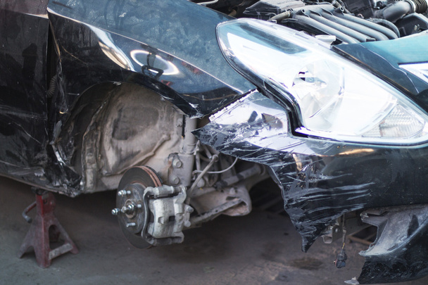 Carro a ser reparado após o acidente em uma oficina de reparação
. - Foto, Imagem