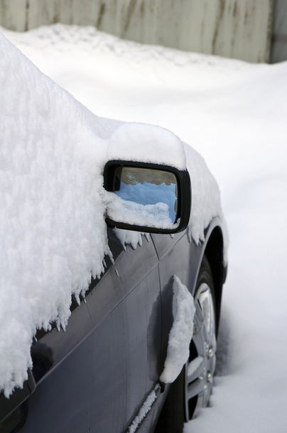 βαρύ χιόνι γύρω από τον καθρέφτη του αυτοκινήτου - Φωτογραφία, εικόνα