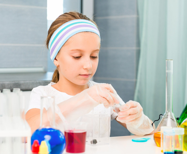 little girl with flasks for chemistry - Foto, Bild