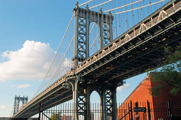  Нью-Йорк, Сполучені Штати Америки: погляд мосту Манхеттен, підвісний міст, що перетинає Іст-Рівер, видно з околиці Дамбо в Брукліні - Фото, зображення