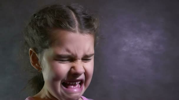 fille pleure flux adolescent larmes portrait problèmes sous stress
 - Séquence, vidéo