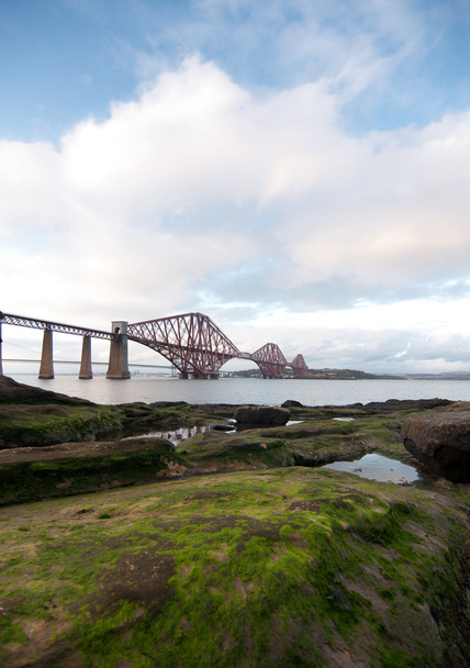 εμπρός σιδηροδρομική γέφυρα με βράχια του προσκηνίου στη Σκωτία - Φωτογραφία, εικόνα