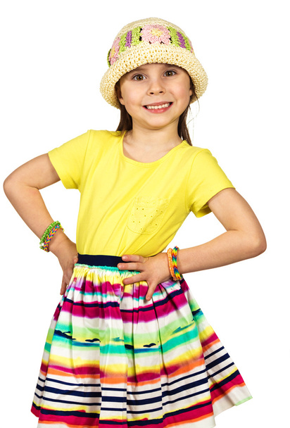 Söpö pikku muoti tyttö värikkäitä kesävaatteita ja hattu
 - Valokuva, kuva