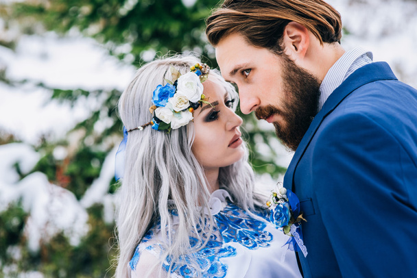 Наречений у синій костюм і нареченої в білому в горах Carpath - Фото, зображення