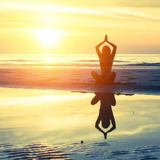 nő gyakorló jóga a strandon - Fotó, kép