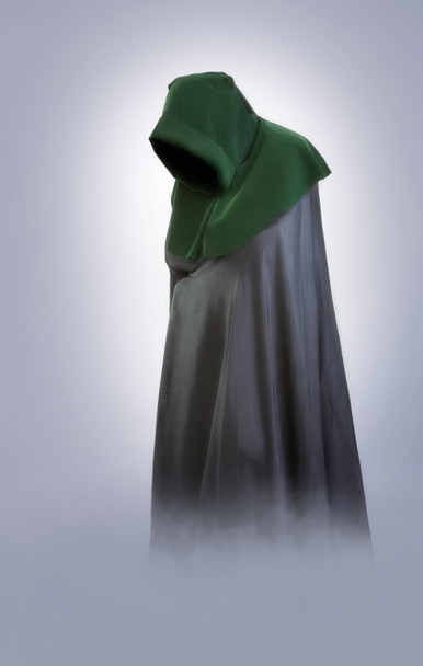 Homme dans une capuche médiévale et manteau dans le brouillard
 - Photo, image