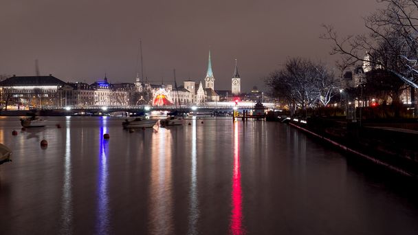 湖と典型的な教会とチューリッヒの夜景 - 写真・画像