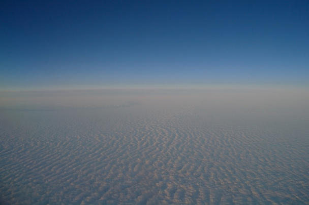 nuvens e céu azul visto de avião
 - Foto, Imagem