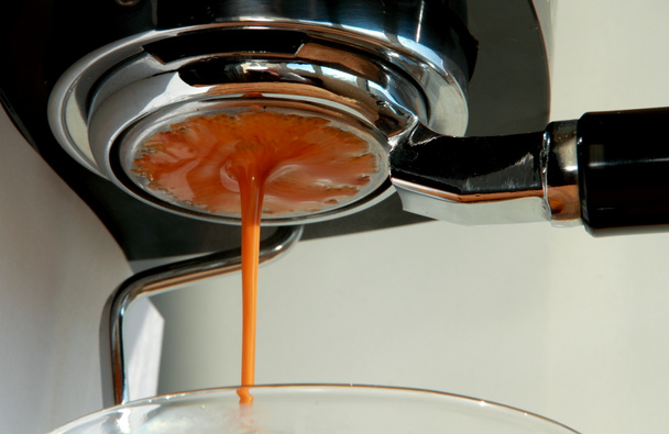 Preparando un café recién exprés por la mañana
 - Foto, imagen