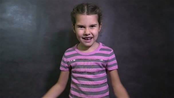 Tyttö teini huutaa vihainen riita konflikti heiluttaa käsiään
 - Materiaali, video