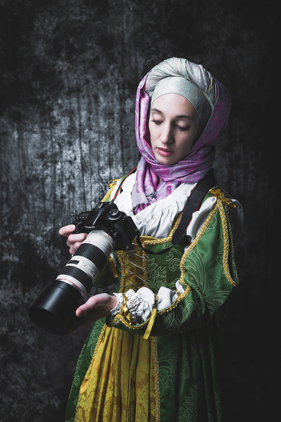 Μεσαιωνική γυναίκα κατέχει φωτογραφική μηχανή Slr - Φωτογραφία, εικόνα